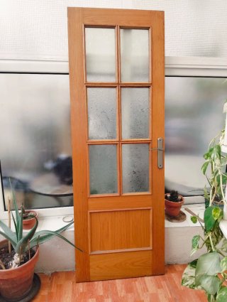 Puerta de madera con cristales