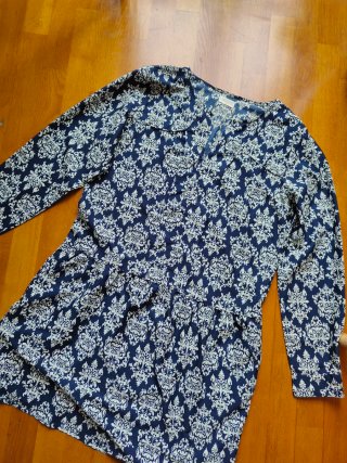 Blusa túnica Amichi estampada azul y blanca