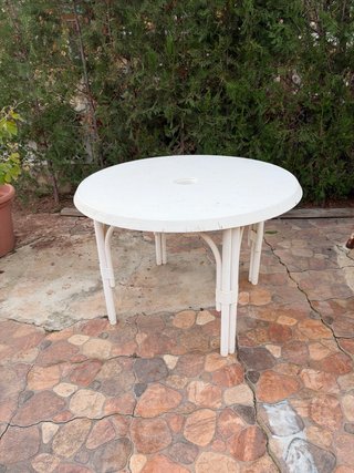 Mesa de jardín redonda blanca