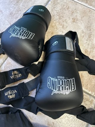 Guantes de Boxeo Negros y Vendas Venum