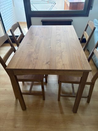 Mesa de comedor de madera