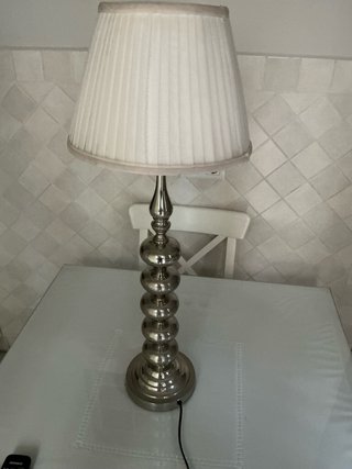 Lámpara de mesa metálica plateada