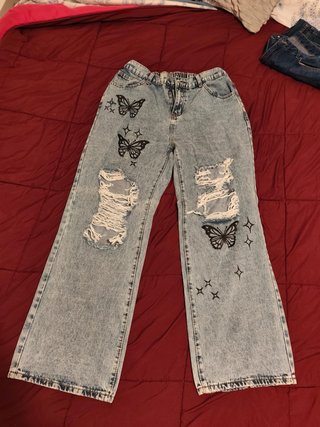 Pantalones vaqueros buggy rotos con mariposas