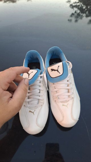 Deportivas de fútbol Puma blancas y azules