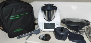 Thermomix TM6 con accesorios y bolsa de transporte