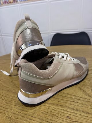 Zapatillas Deportivas Beige y Doradas