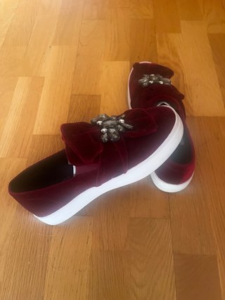 Bambas de Terciopelo Granate con Joya