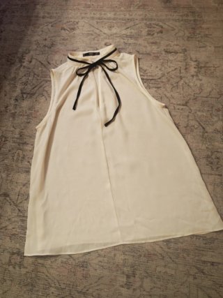 Blusa blanca con lazo negro Mango