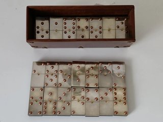 Juego de Dominó con Caja de Madera