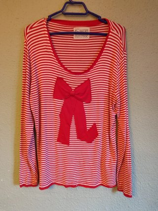 Camiseta de rayas con lazo rojo