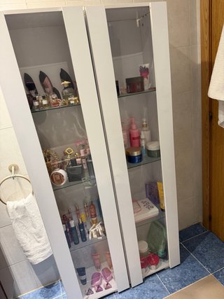 Vitrina blanca con puertas de cristal