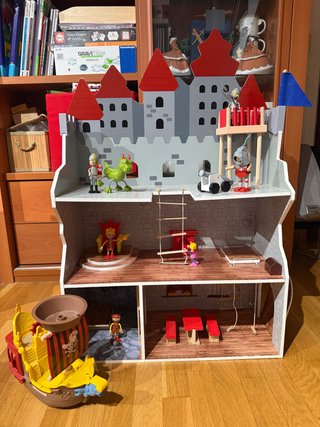 Castillo de madera con figuras y accesorios