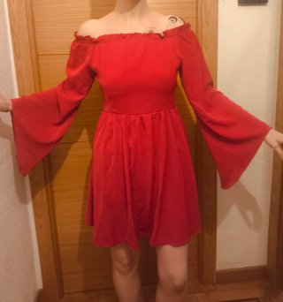 Vestido Rojo con Mangas Acampanadas
