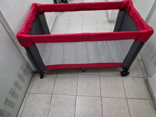 Cuna de viaje plegable roja y gris