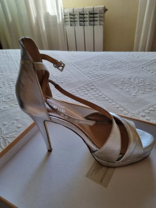 Sandalias de tacón plateadas