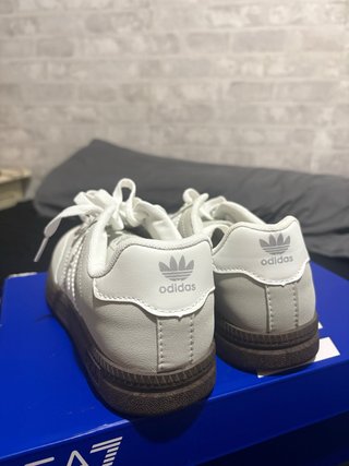 Zapatillas Adidas Blancas y Marrones
