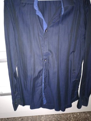 Camisa azul con detalles en contraste