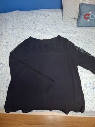 Blusa azul marino con detalles de encaje