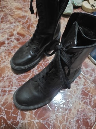 Botas Negras con Cordones