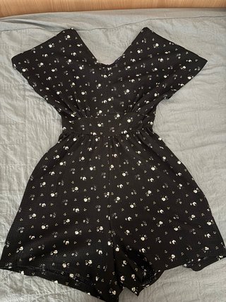 Mono corto negro con estampado floral