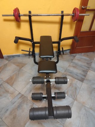 Banco de pesas muy versátil y plegable.