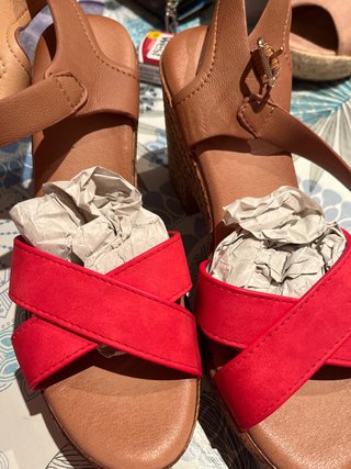Sandalias de tacón con tiras cruzadas
