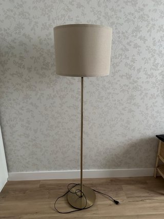 Lámpara de pie beige y dorada