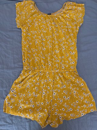 Mono corto amarillo con estampado floral talla 12