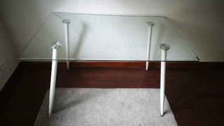 Mesa de Cristal con Patas Blancas
