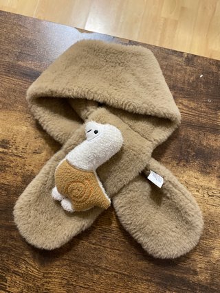 Bufanda Beige con Detalle de Peluche