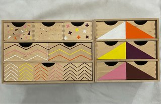 Estantería de madera con cajones decorados