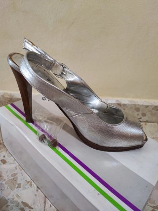 Sandalias de tacón plateadas Talla 40