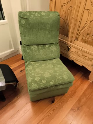 Sillón individual verde con estampado