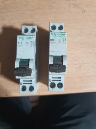 2 Magnetotérmicos Schneider Electric C16