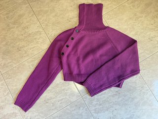 Jersei de punto morado con botones