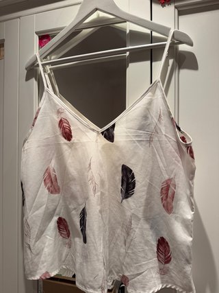 Blusa de tirantes con estampado de plumas