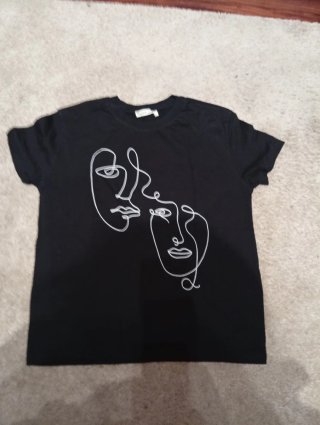 Camiseta negra con diseño de rostros