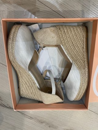 Sandalias de cuña beige
