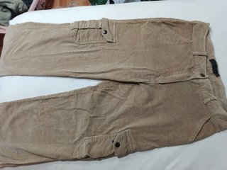 Pantalón tipo cargo beige