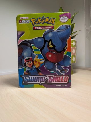 Lata Pokémon con 320 cartas alguna en peor estado.