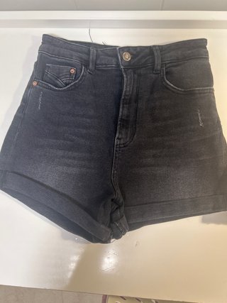 Pantalón vaquero corto Stradivarius negro y beig