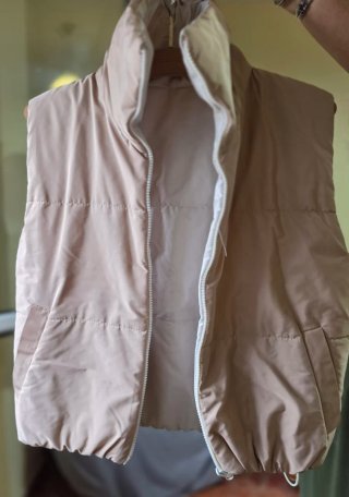 Chaleco corto reversible estilo chubasquero