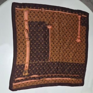 Pañuelo con estampado de letras y cadenas