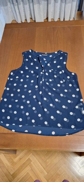Blusa sin mangas azul con lunares