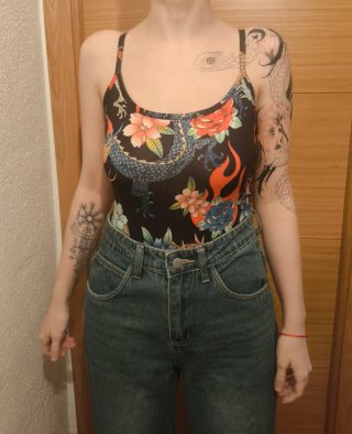 Body con estampado de dragones y flores