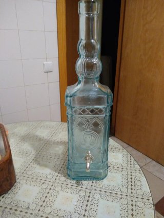 Botella Antigua de Cristal con Grifo