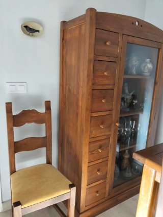 Vitrina de Madera, mesa extensible, Silla Rústica