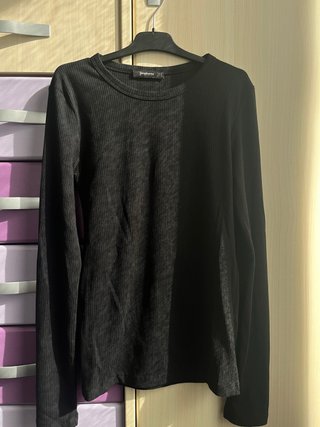 Camiseta Con Botones en las Mangas