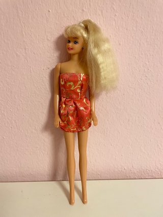 Muñeca Barbie con vestido estampado