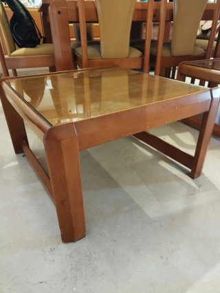 Mesa de salón de madera y cristal